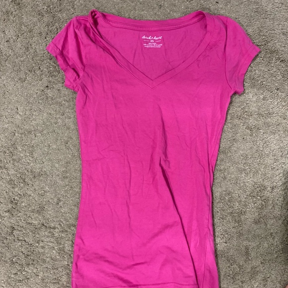 5/20 Derek Heart Fuchsia V-Neck Short Sleeve Tee - Picture 1 of 3